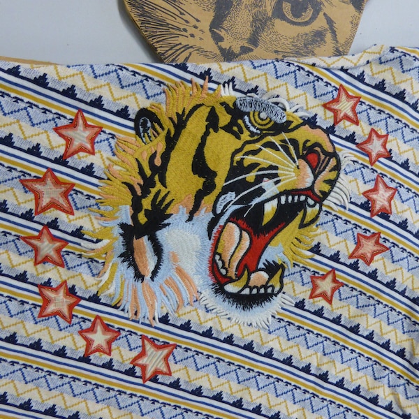 Tee shirt customisé patch à coudre  - tigre rugissant et piste aux étoiles....à l'heure des grands fauves