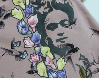 Sweat customisé - Frida aux arums, hirondelles et colibris