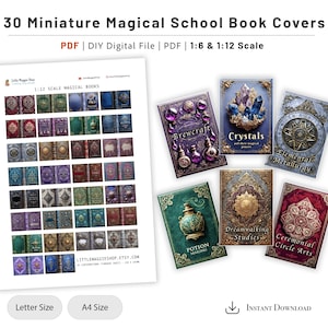 Può includere: Un file digitale PDF con 30 copertine di libri in miniatura di una scuola magica. Le copertine presentano titoli come "Brewcraft", "Crystals" e "Potion Making". Disponibile nei formati Letter e A4, per scale 1:6 e 1:12.