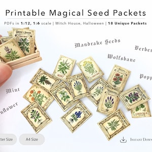 Pode incluir: Uma coleção de pequenos pacotes de sementes imprimíveis com ilustrações botânicas e rótulos como "Hortelã" e "Papoula". Os pacotes estão em uma caixa de madeira e espalhados em uma superfície branca. O texto "Printable Magical Seed Packets" está no topo.