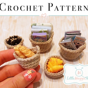 Puede incluir: Patrón de crochet para cestas en miniatura. Las cestas están llenas de artículos en miniatura, incluyendo libros, pan y troncos. Las cestas están hechas con hilo beige y tienen un aspecto natural y rústico.