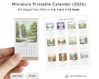 Puede incluir: Calendario imprimible en miniatura para 2026, con arte de paisajes en acuarela. El calendario está disponible como archivo digital DIY en escalas 1:3, 1:6 y 1:12. La imagen muestra un calendario sostenido por una persona y una hoja de 12 calendarios en miniatura.