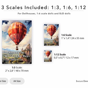 Op de afbeelding: Downloadbare digitale print van drie verschillende schaalversies van een vintage-stijl illustratie van een luchtballon met de tekst "De wereld rond in 80 dagen" en "Jules Verne". De schalen zijn 1:3, 1:6 en 1:12. De schaal 1:3 is 5 cm bij 7 cm, de schaal 1:6 is 2,5 cm bij 3,5 cm en de schaal 1:12 is 1,25 cm bij 1,75 cm.