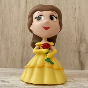 Enfeite PERSONALIZADO feito de Funko Mini Mistério Disney A Bela e a Fera BELLE com Rosa