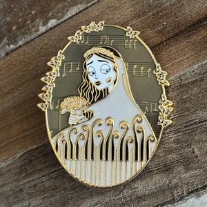 Fantasy Pin 2,5 ”Inspiriert von Corpse Bride Klavier Serie Emily IN HAND