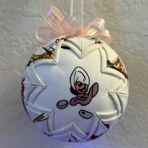 Stof gewatteerd balornament van 3 inch, geïnspireerd op Alice in Wonderland's Queen of Hearts & King