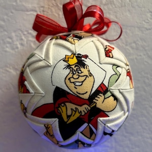 Ornement boule de 3 po. en tissu matelassé inspiré par la reine de coeur et le roi d'Alice au pays des merveilles
