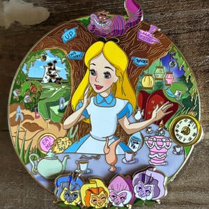 PIN DE FANTASÍA inspirado en la fiesta del té de Alicia en el país de las maravillas