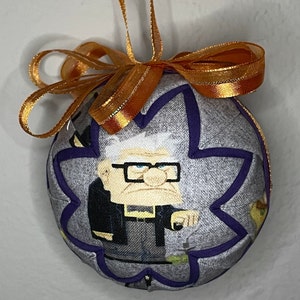 Adorno de bola acolchado de tela de 3.0 in inspirado en Disney Pixar UP Carl Fredrickson & Dug Dog