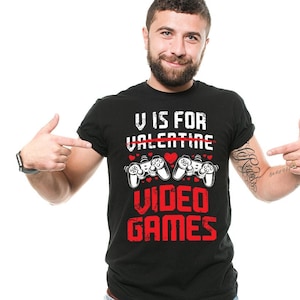 V per Videogiochi Divertente San Valentino Console Gaming Maglietta Uomo Marito Fidanzato Regalo Maglietta Controller Maglietta