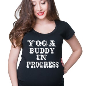 Mutterschaft Top Yoga Buddy In Verlauf T-Shirt Geschenk für schwangere Frau Geburtsankündigung Babymitteilung T-Shirt