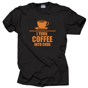 Może przedstawiać: Czarny T-shirt z pomarańczową grafiką parującej filiżanki kawy i tekstem "I turn coffee into code".