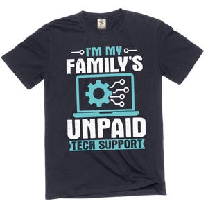 Peut inclure: T-shirt bleu marine avec le texte blanc "I'M MY FAMILY'S UNPAID TECH SUPPORT". Un ordinateur portable turquoise avec un engrenage et un circuit imprimé est centré sur le t-shirt. Col rond et manches courtes.