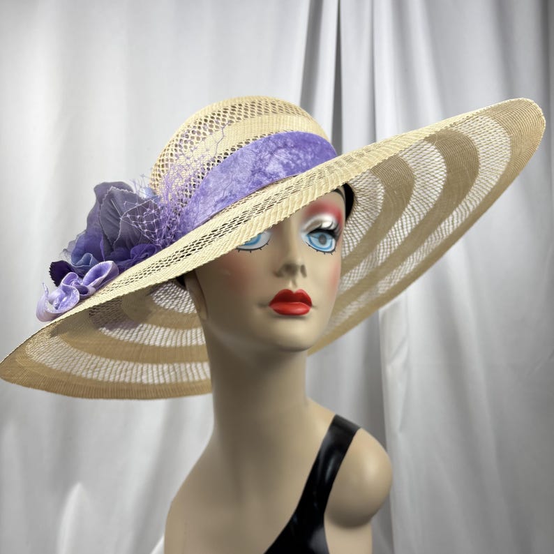 Open Weave Straw Hat, Glamour, Velvet & Silk Lavender Floral Trim Bild 1