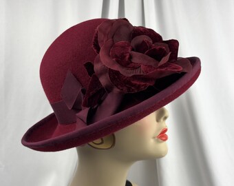 Sombrero cloche invertido, color arándano, estilo años 30, fieltro de terciopelo, sombrerería artesanal.