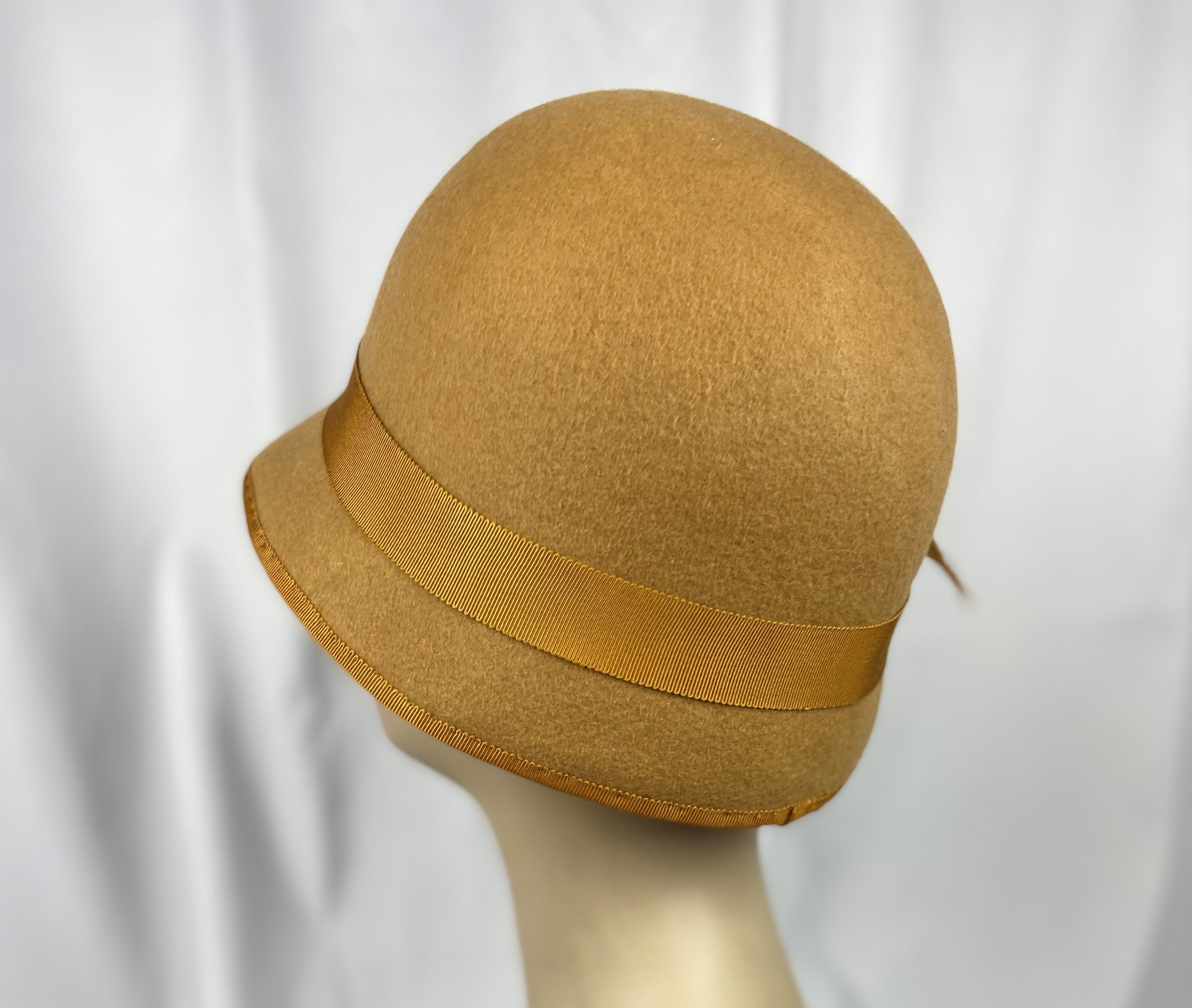 Cloche Hat 1920s Look, Handmade, Wool Felt, Camel and Gold  display picture 2