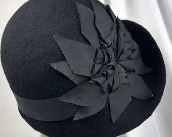 Sombrero cloche negro, estilo años 20, fieltro de lana, sombrerería artesanal.