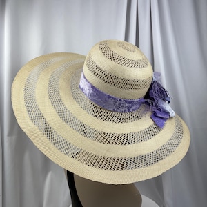 Open Weave Straw Hat, Glamour, Velvet & Silk Lavender Floral Trim Bild 6