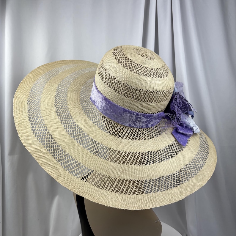 Open Weave Straw Hat, Glamour, Velvet & Silk Lavender Floral Trim Bild 6