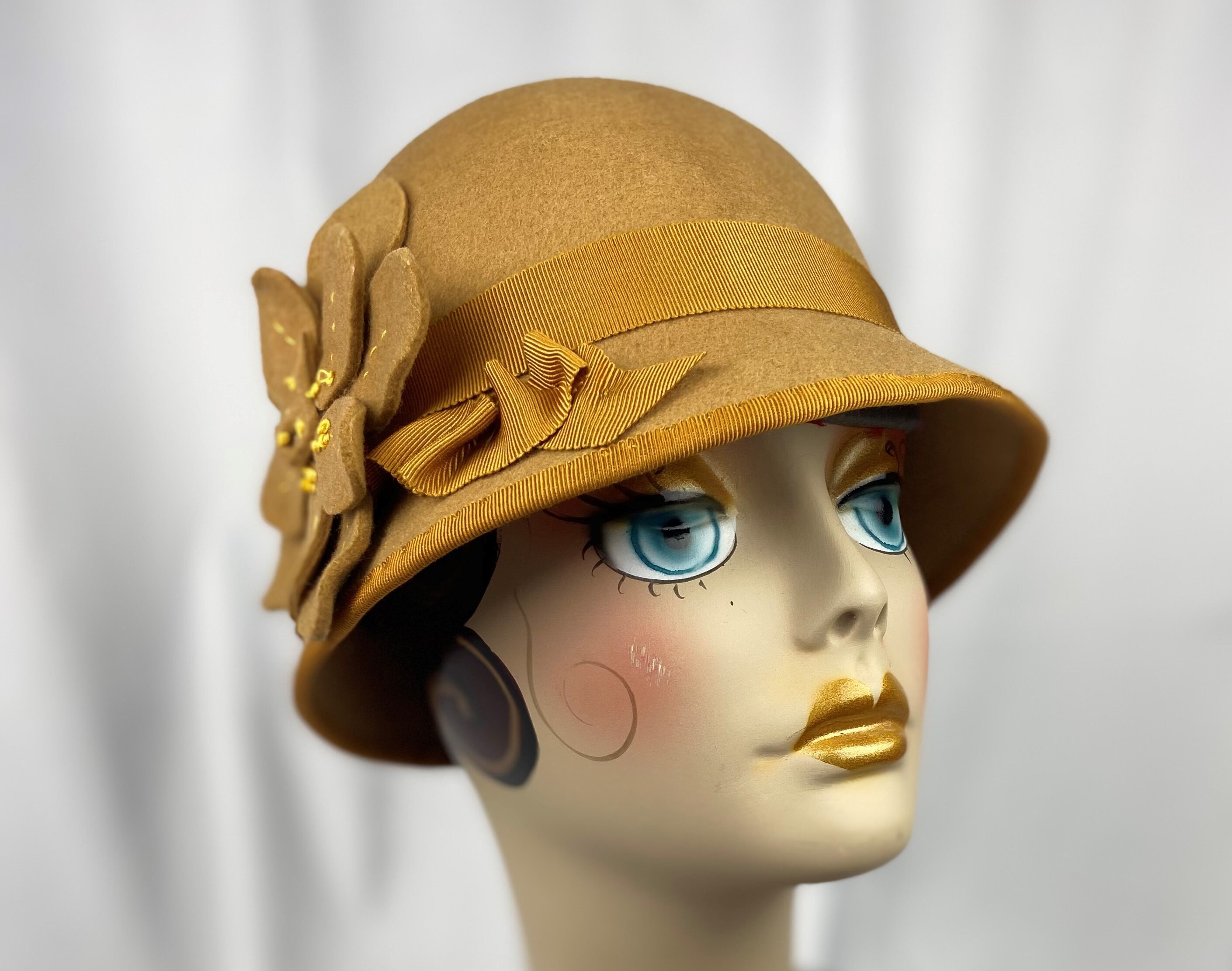 Cloche Hat 1920s Look, Handmade, Wool Felt, Camel and Gold  display picture 3