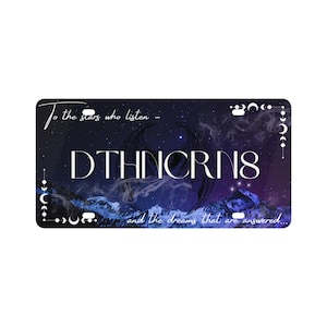 Op de afbeelding: Een donkerblauwe en paarse galaxy-thema nummerplaat met witte tekst die "To the stars who listen - DTHINCRIN8 - and the dreams that are answered..." luidt. De plaat heeft een zwart silhouet van een draak met uitgespreide vleugels.