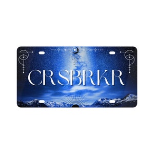 Op de afbeelding: Blauw en wit kenteken met een sterrenhemel als achtergrond en de tekst "CR SBRKR" in wit.