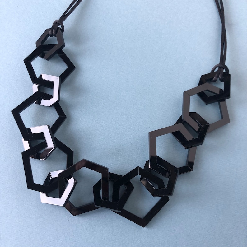 Black modern geometric chain link acrylic necklace. image 3