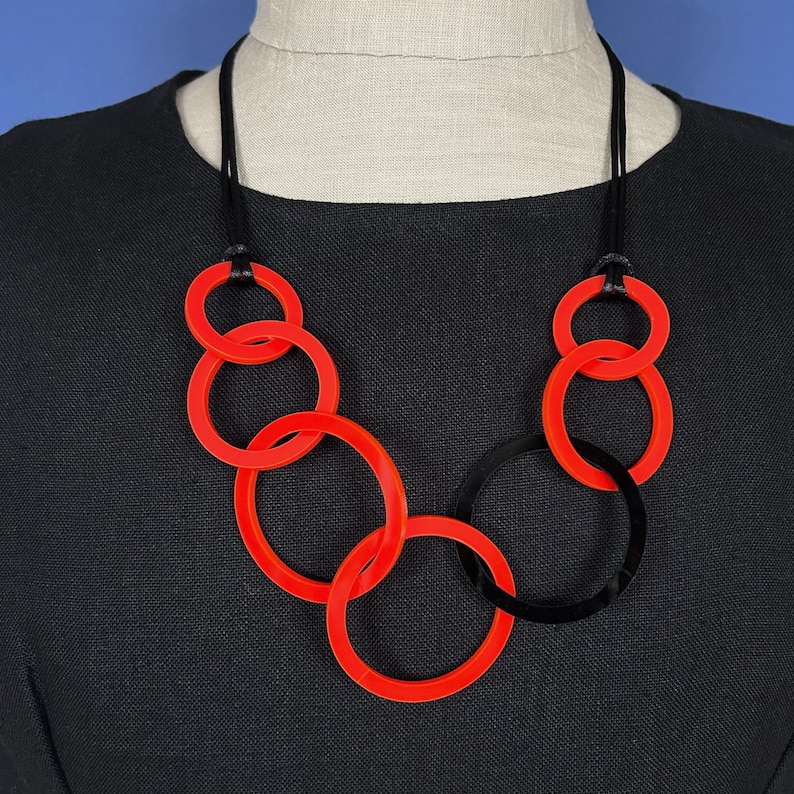 Red and black round link mid-length acrylic necklace. image 2