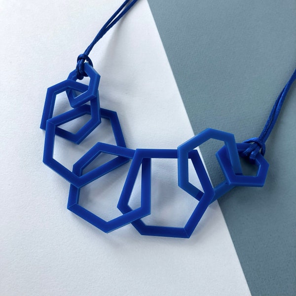 Collier acrylique géométrique moderne bleu roi.