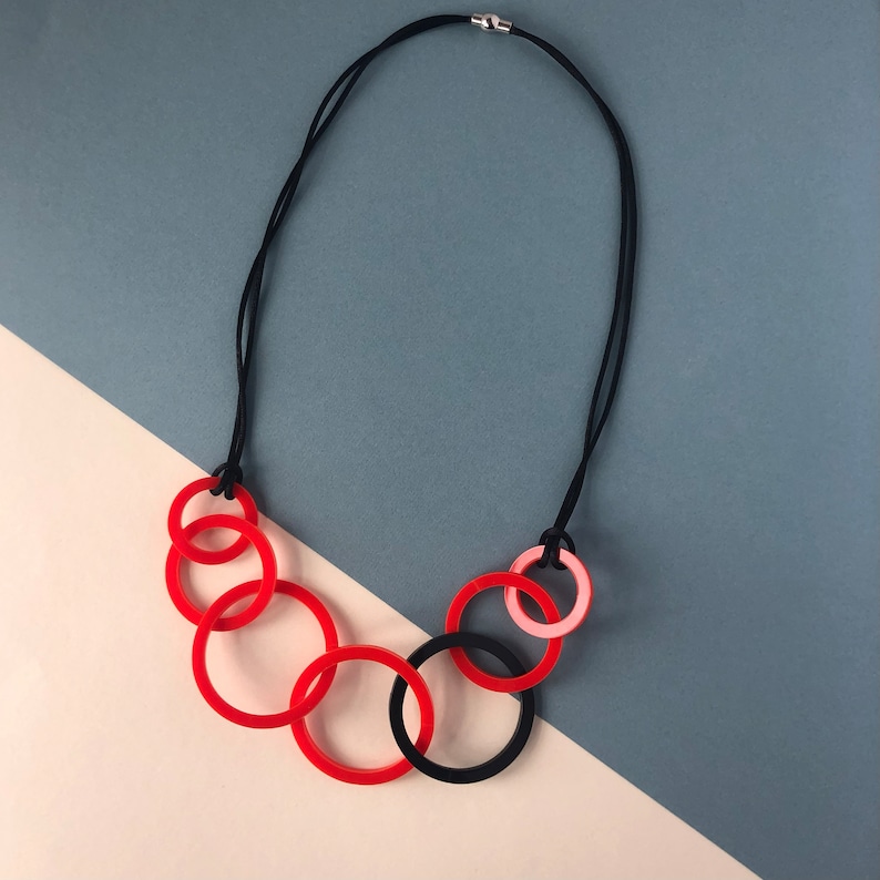 Red and black round link mid-length acrylic necklace. image 3