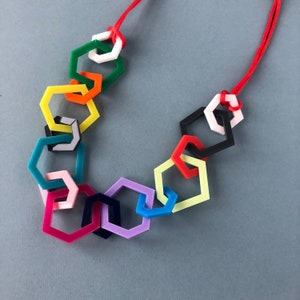 Veelkleurige moderne geometrische ketting van acryl.