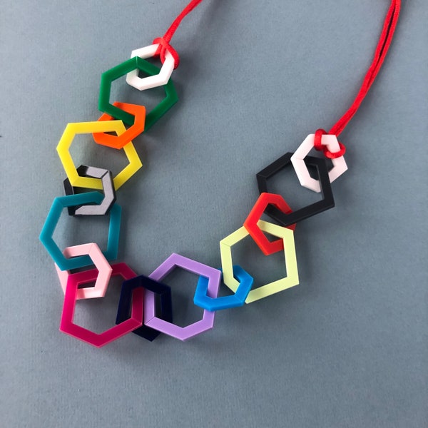 Collier chaîne géométrique moderne multicolore en acrylique.
