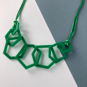 Modern emerald green mid-century geometric acrylic link necklace.