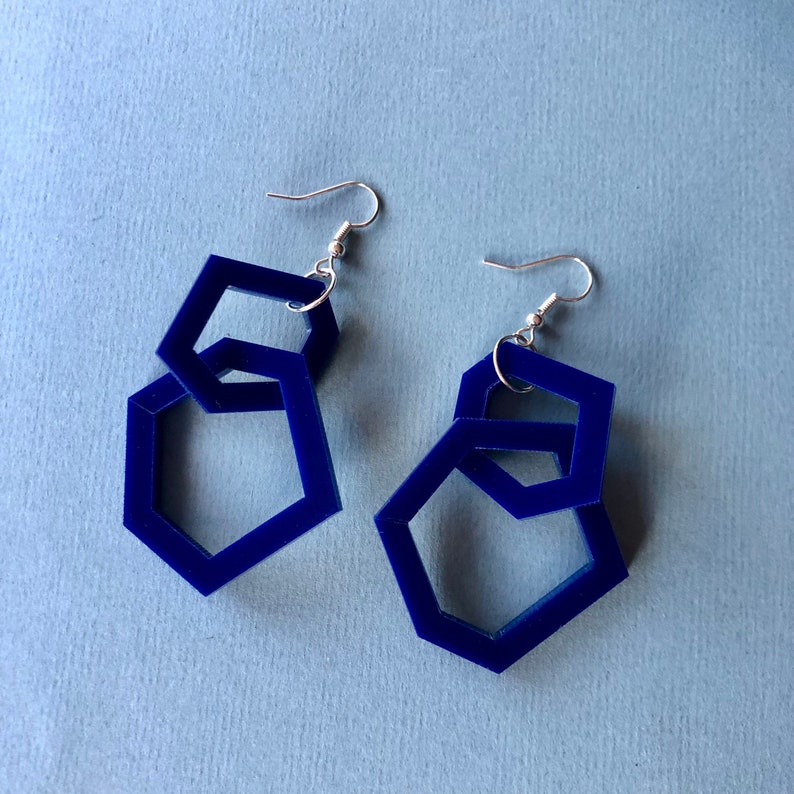 Modern navy blue mid-century geometric acrylic link necklace. image 4