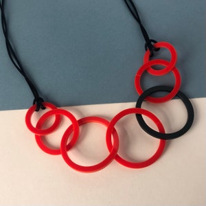 Red and black round link mid-length acrylic necklace. image 5