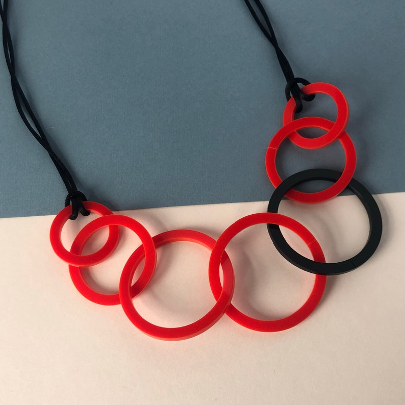 Red and black round link mid-length acrylic necklace. image 5