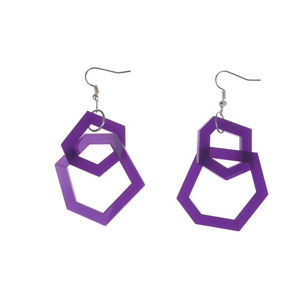 Pendientes colgantes geométricos con declaración de color morado.