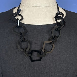 Black modern geometric chain link acrylic necklace. image 2