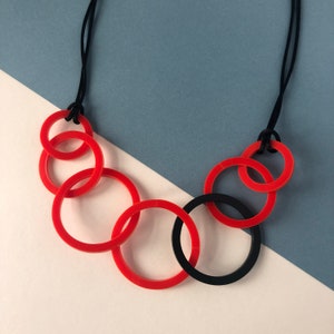 Red and black round link mid-length acrylic necklace. image 4