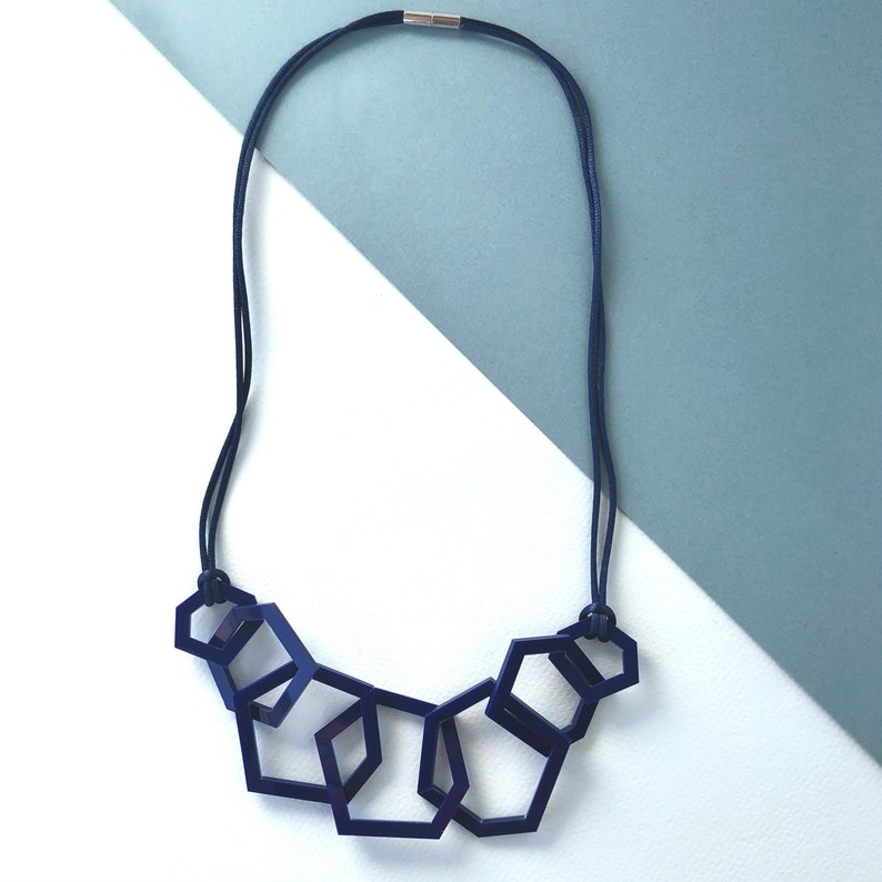 Modern navy blue mid-century geometric acrylic link necklace. image 3