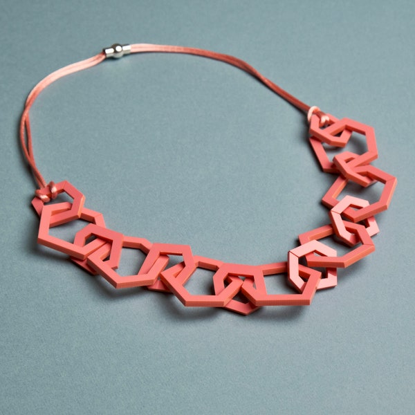 Collier acrylique à maillons géométriques modernes rose corail.