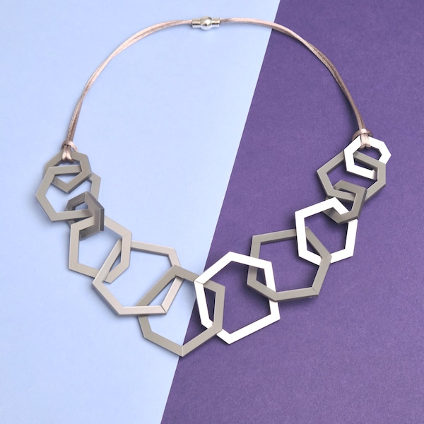 Silberfarbene klobige geometrische Statement Halskette aus Acryl.