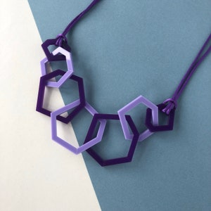 Lila und lila moderne geometrische Acrylhalskette. Bild 1