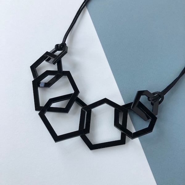 Collier élégant géométrique moderne en acrylique noir.