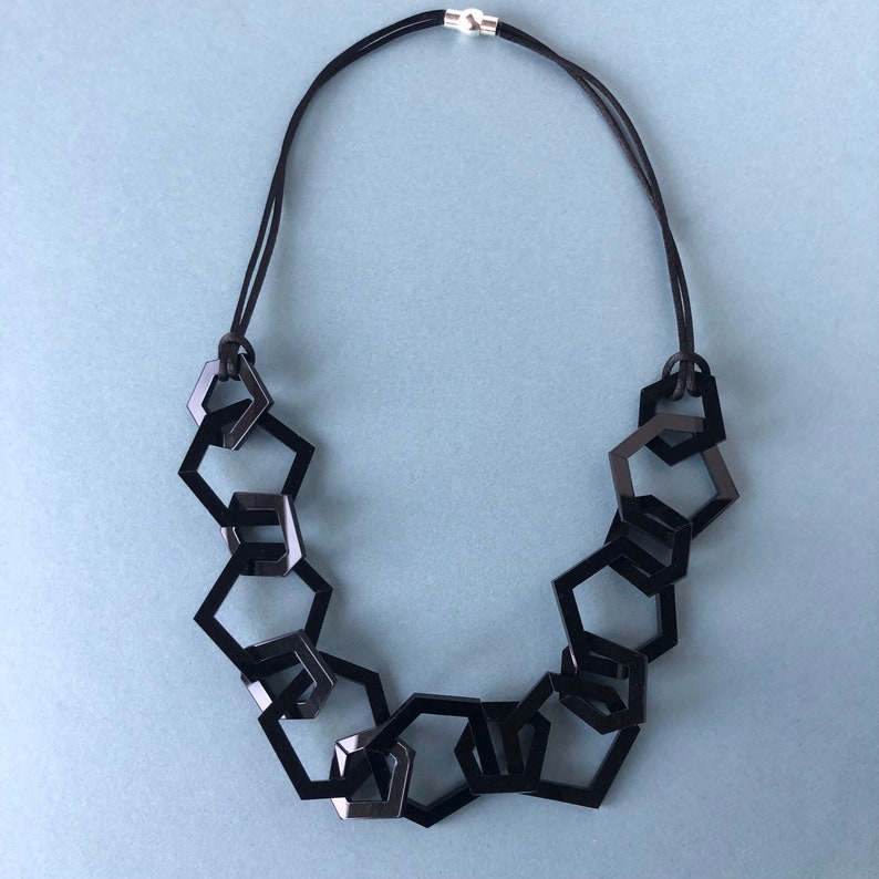 Black modern geometric chain link acrylic necklace. image 5