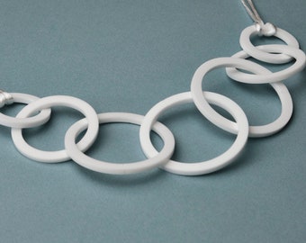 White round link mid-length acrylic necklace.