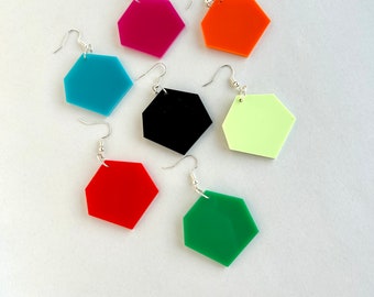 Orecchini pendenti in acrilico esagonali moderni e colorati, set di tre colori.