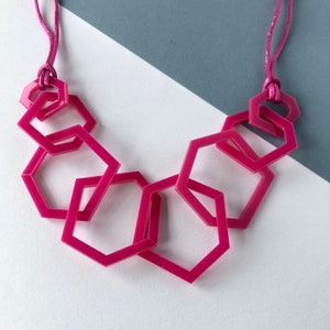 Fuschia roze moderne geometrische acrylketting uit het midden van de eeuw.