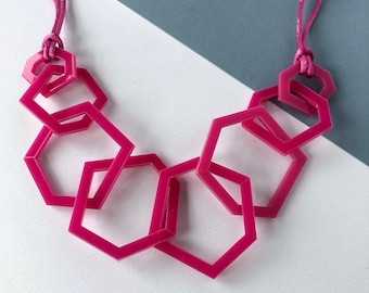 Fuschia roze moderne geometrische acrylketting uit het midden van de eeuw.