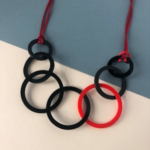 Black and red round link mid-length acrylic necklace.